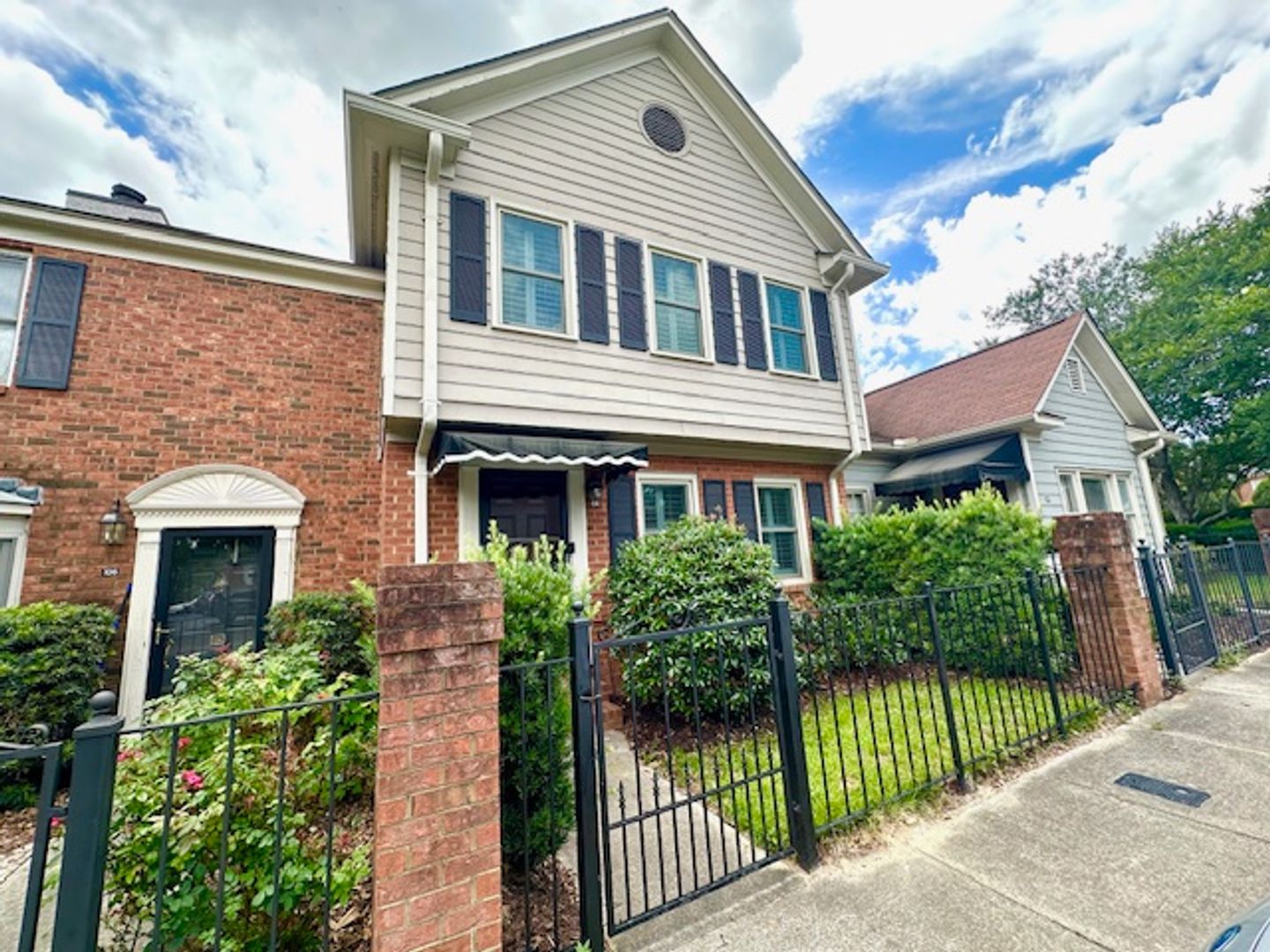 Columbia House: 104 Carlyle Circle