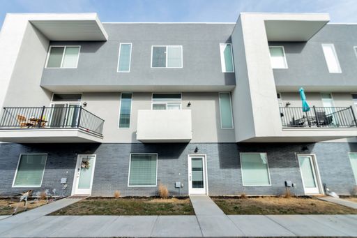 Beautiful 4 Bed - 3 Bath Townhome in Great Clearfield Location! Available NOW! – photo 1