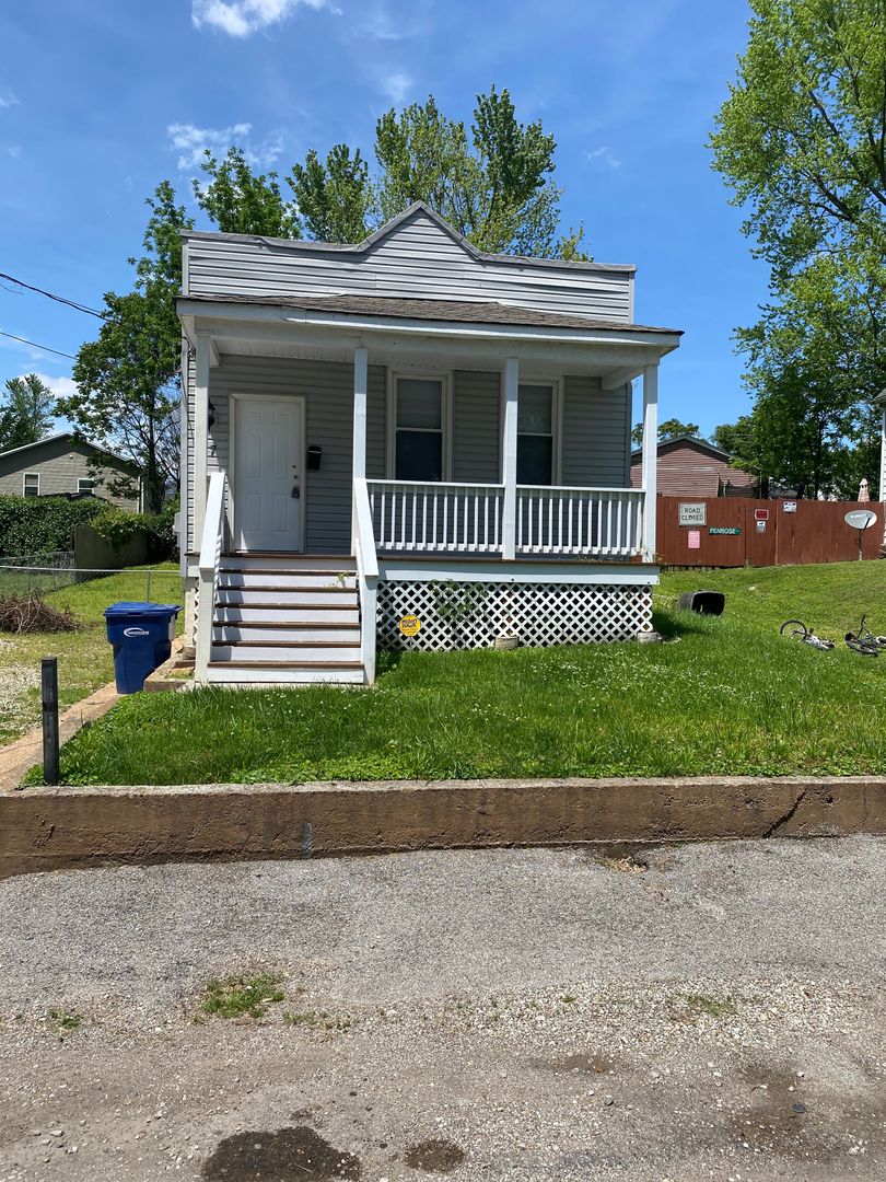 Saint Louis House: 127 East Holden Avenue