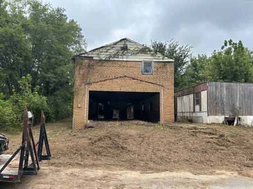 Rare Old Brick Shop/Garage With Tons of Character $500 down $190 month – photo 1