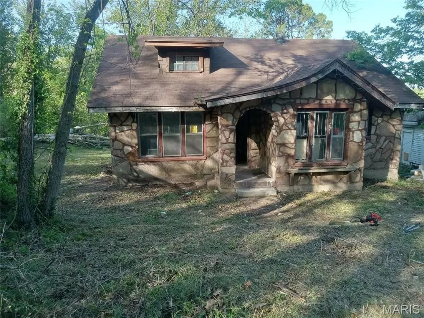 Newburg House: 255 West 3rd St