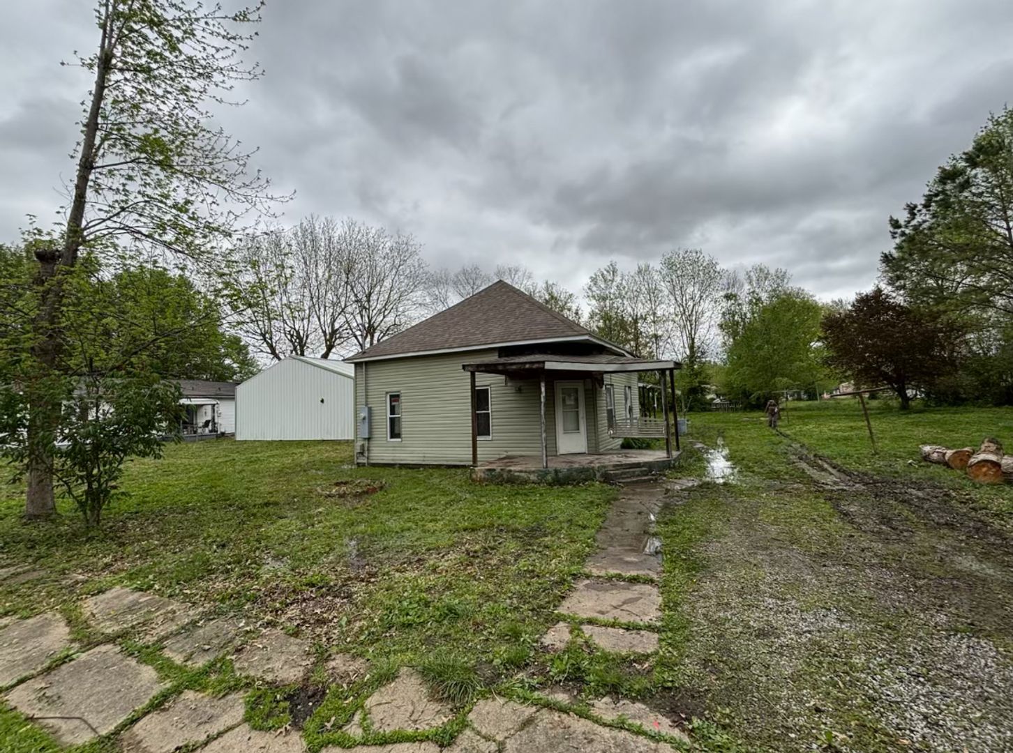 Royalton House: 305 S. Sims St