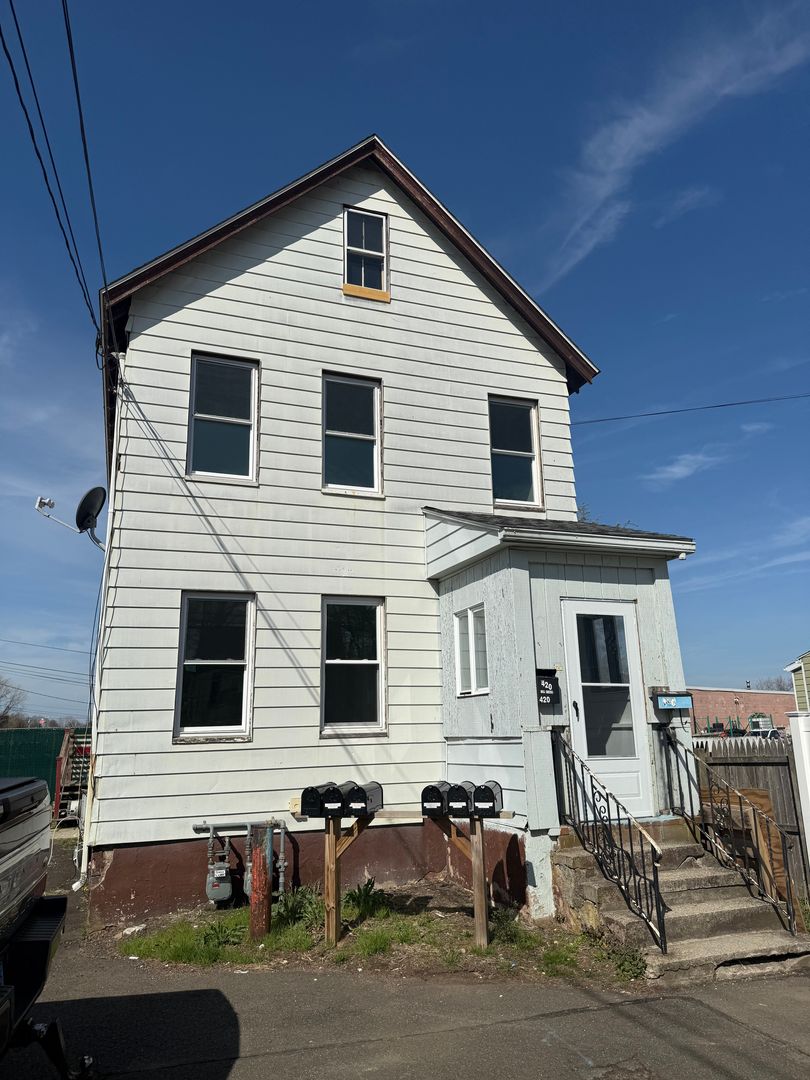 East Haven House: 420 Short Beach