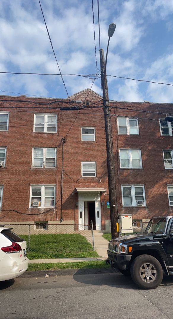 Hartford Apartment: 98-100 Mountford St.