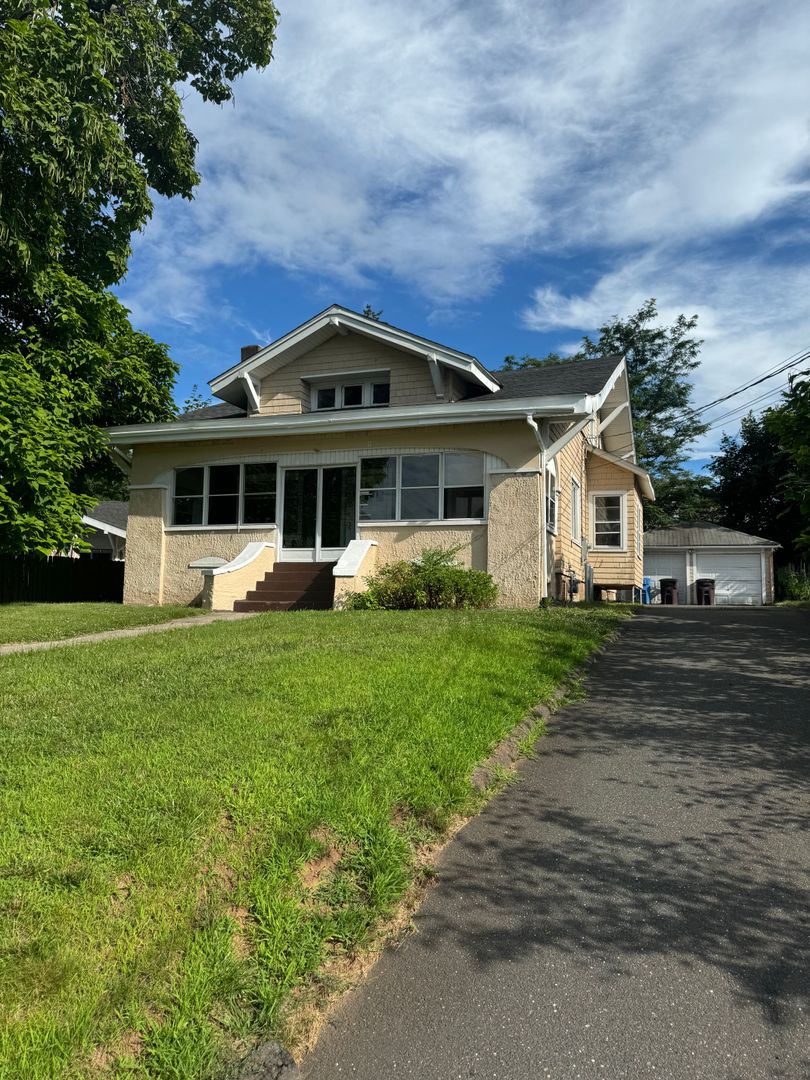 New Britain House: 64 Roxbury Rd