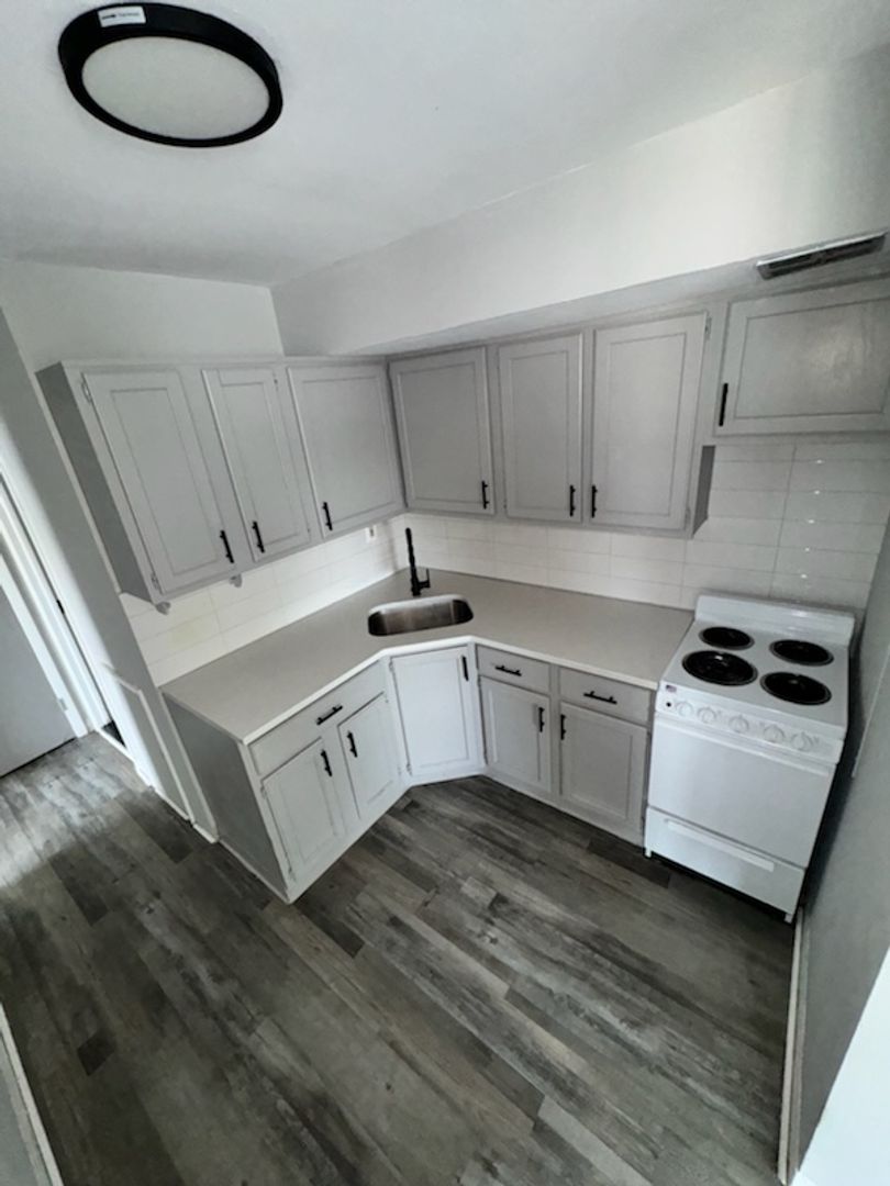 Maple Shade Apartment: 615  E Main St