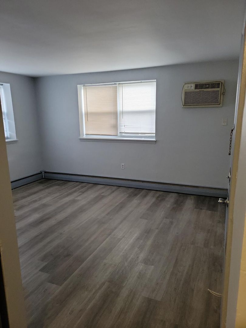 Maple Shade Apartment: 615  E Main St