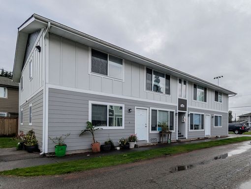 **Move-In Special** 2nd floor clean & move in ready 2 bed 1 bath apartment W/ full size W&D!