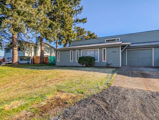 Move in ready 2 bed 1 bath duplex with AC!