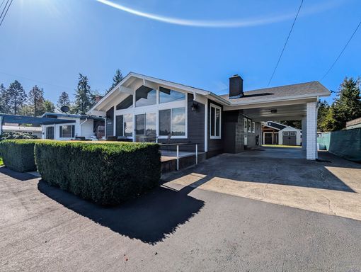 Charming 3 bed, 2 bath Lake Goodwin rambler!