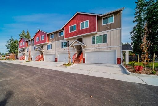 **Move-In Special**Spacious 3 bed 2.5 bath Townhome W/ 2 Car Garage & fenced backyard! – photo 1
