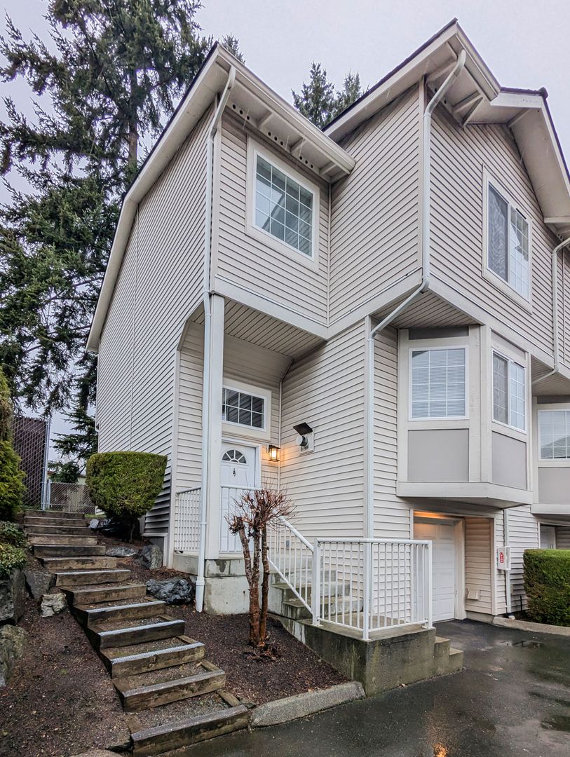 Lynnwood Apartment: 20022 61st Place W