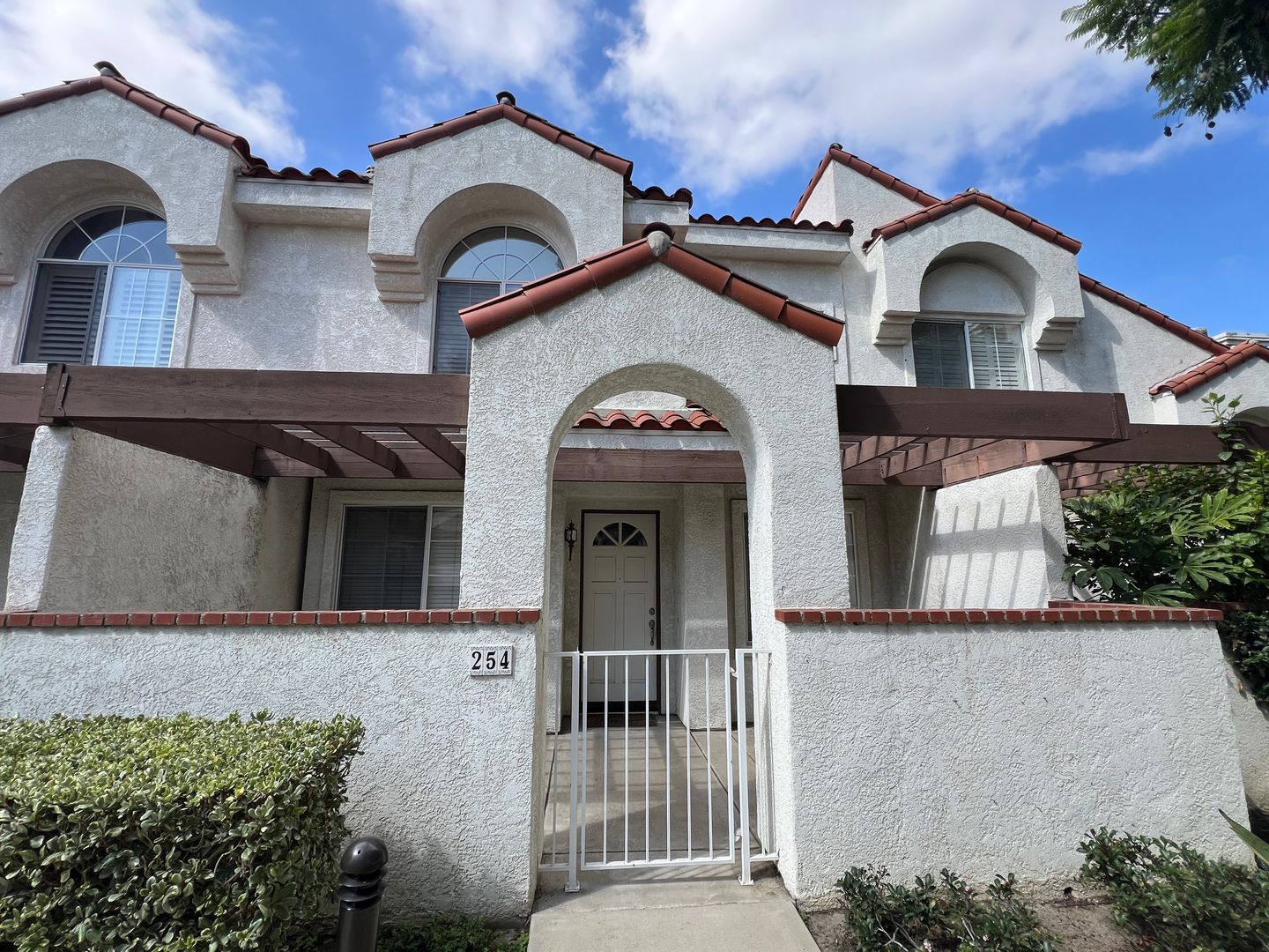 Camarillo House: 254 Camino Cortina