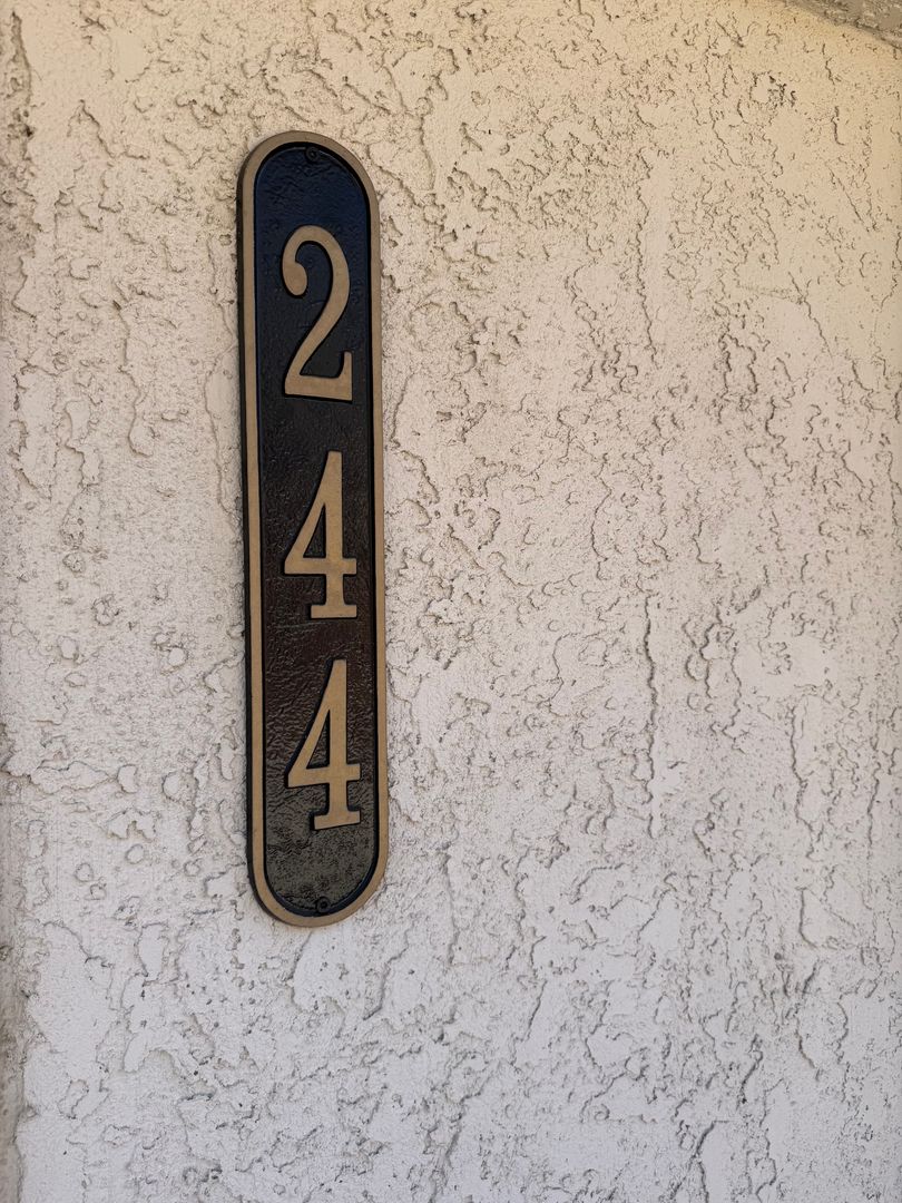 West Ventura 1+1 bedroom unit with a 2 car garage