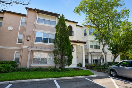 Renovated 2/2 with Pond View Gated Community Near Millenia – photo 1