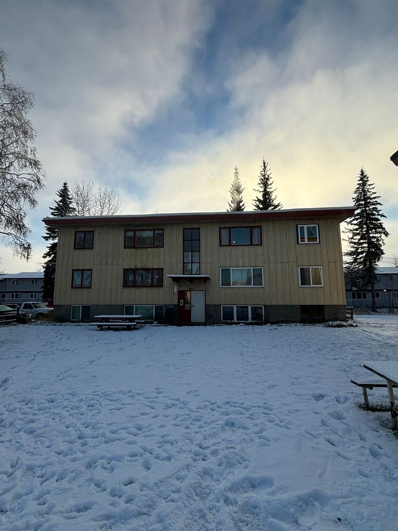 Fairbanks Apartment: 823 17th Ave