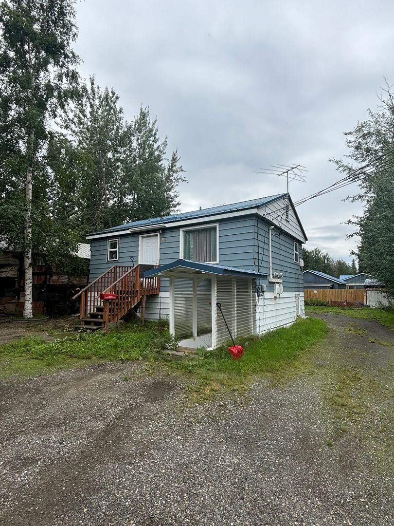 Fairbanks Apartment: 2106/2108 Blueberry St.