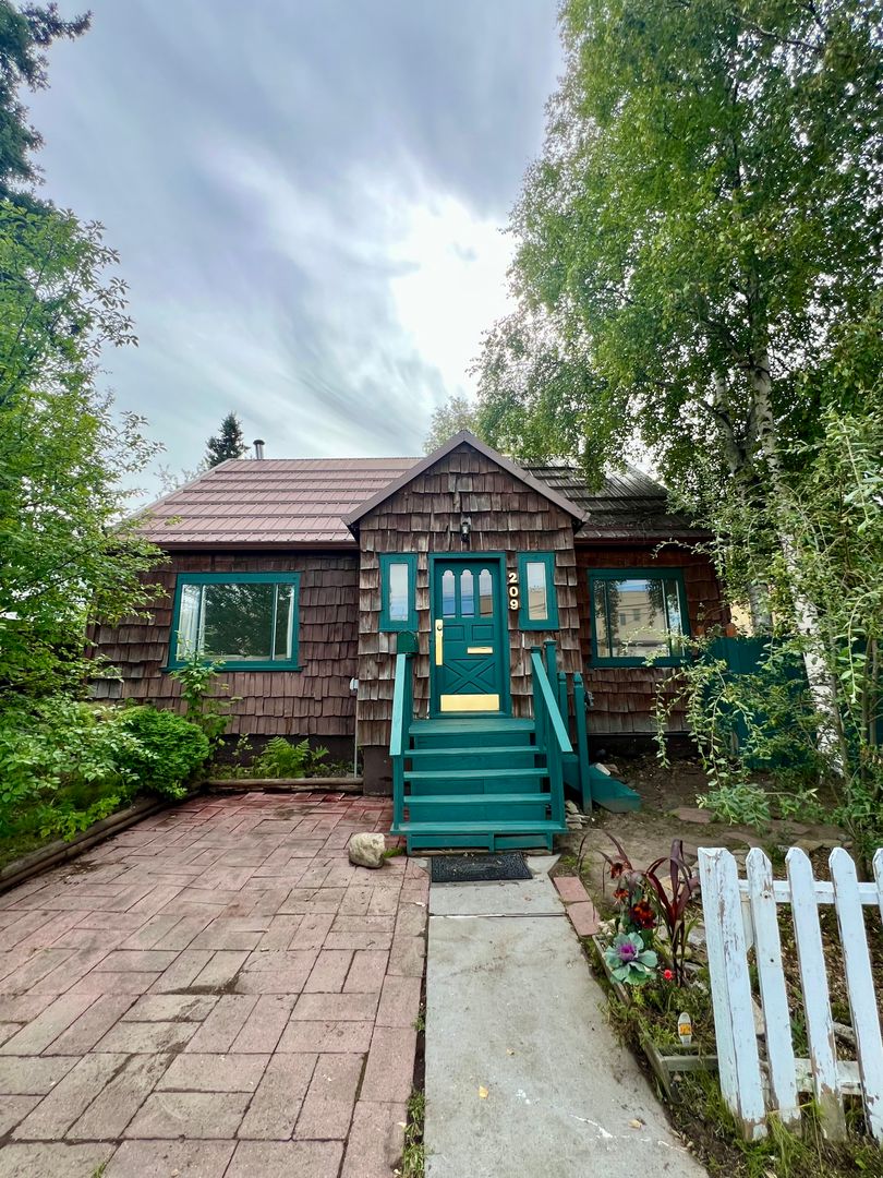 Fairbanks House: 209 2nd Ave