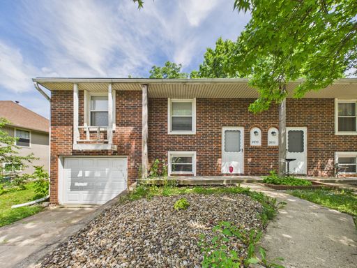 Bright 2 Bedroom - 1.5 Bath - Private Garage & Modern Finishes – photo 1