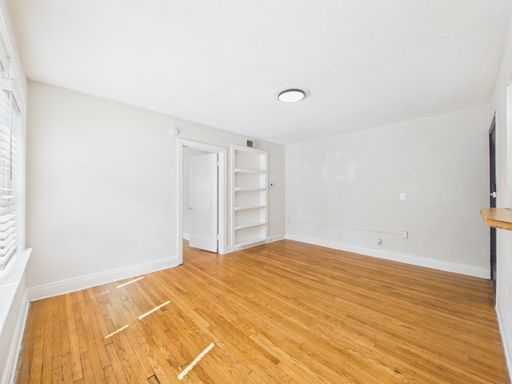 Renovated 1 Bedroom in Midtown - Parking + Laundry + Maintenance Provided – photo 1