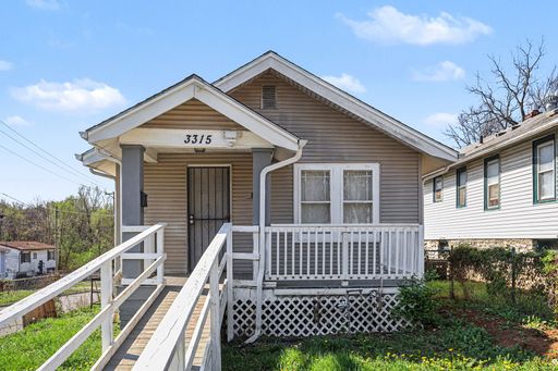 FREE APPS!! Voucher Friendly - 2 Bed 1 Bath - Centrally Located – photo 1