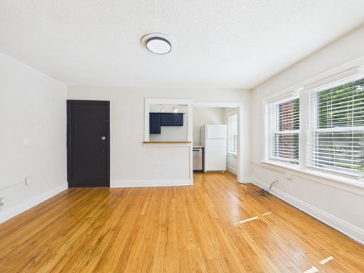 Renovated 1 Bedroom in Midtown - Parking + Laundry + Maintenance Provided – photo 1