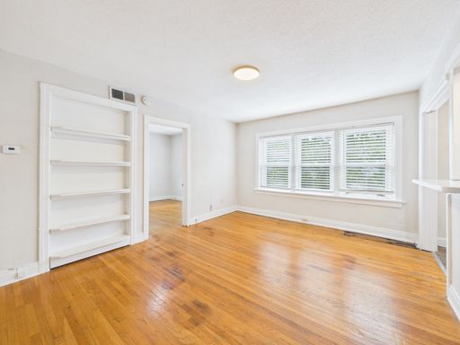 Renovated 1 Bedroom in Midtown - Parking + Laundry + Maintenance Provided – photo 1