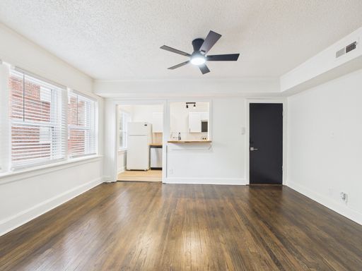 Renovated 1 Bedroom in Midtown - Parking + Laundry + Maintenance Provided – photo 1