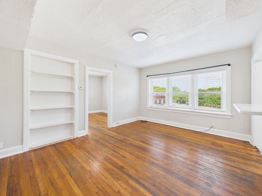 Renovated 1 Bedroom in Midtown - Parking + Laundry + Maintenance Provided – photo 1