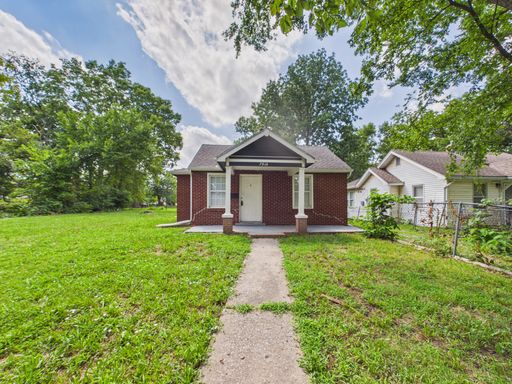 FREE APPS!! Charming 2-Bedroom Home with Hardwood Floors & Spacious Yard – photo 1