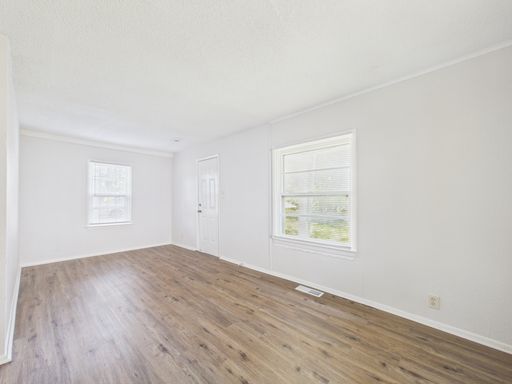 FREE APPS! Charming 2-Bedroom Home with Spacious Yard – photo 1