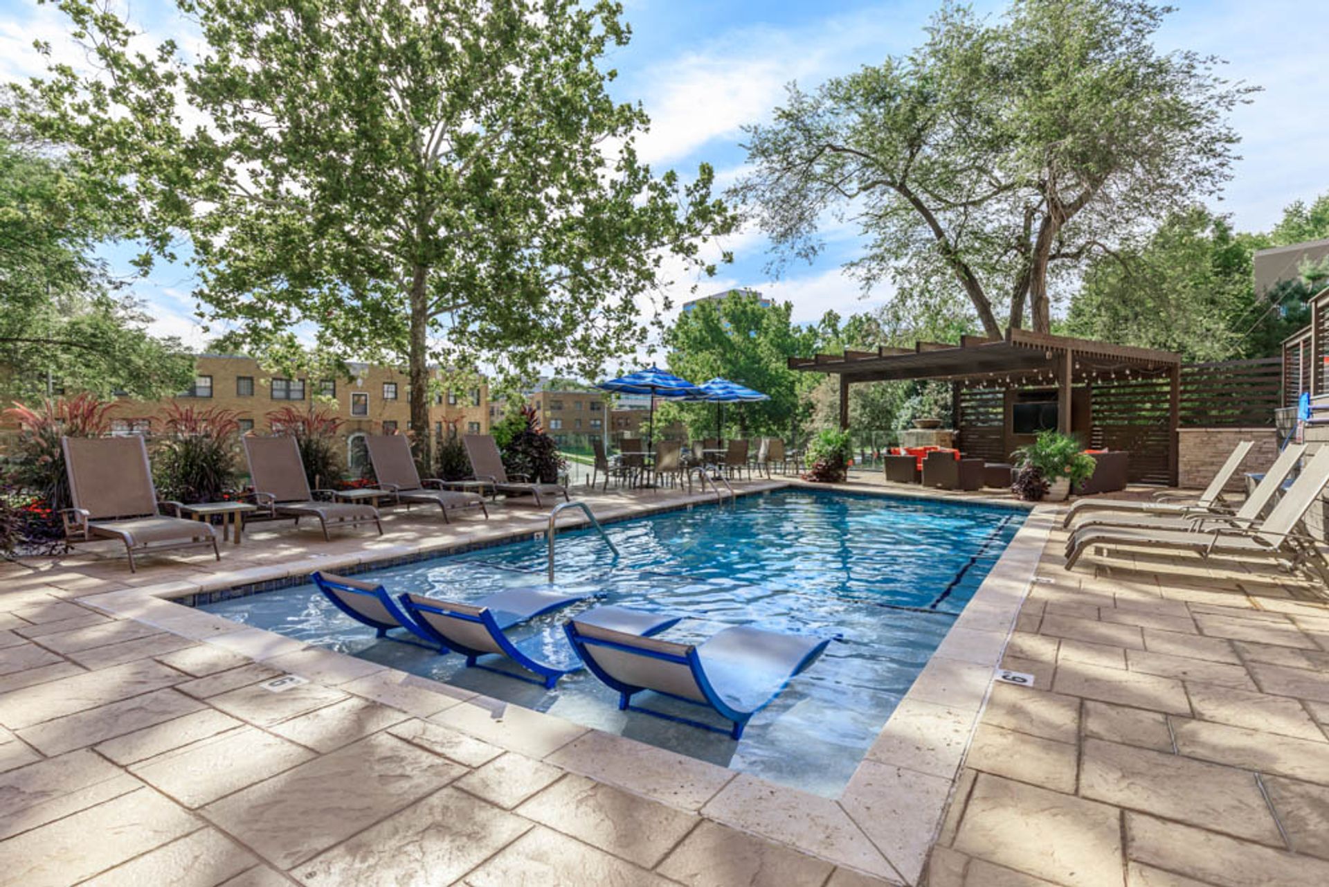 Kansas City Apartment: 4440 Roanoke Pkwy