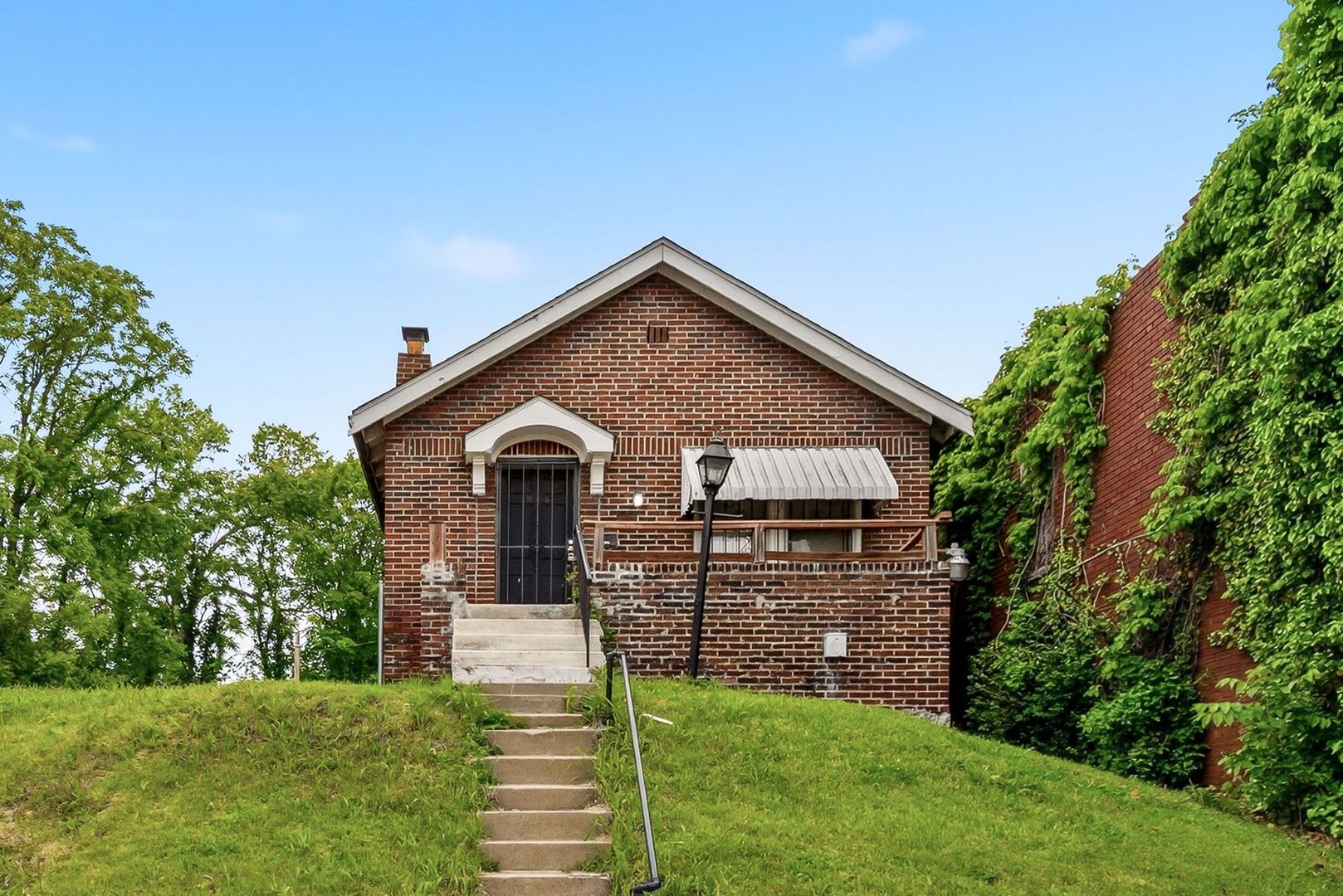 St. Louis House: 1965 Arlington Ave
