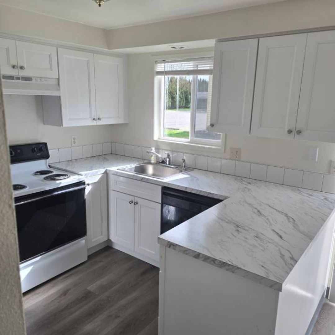 Woodland Apartment: 260 5th Street