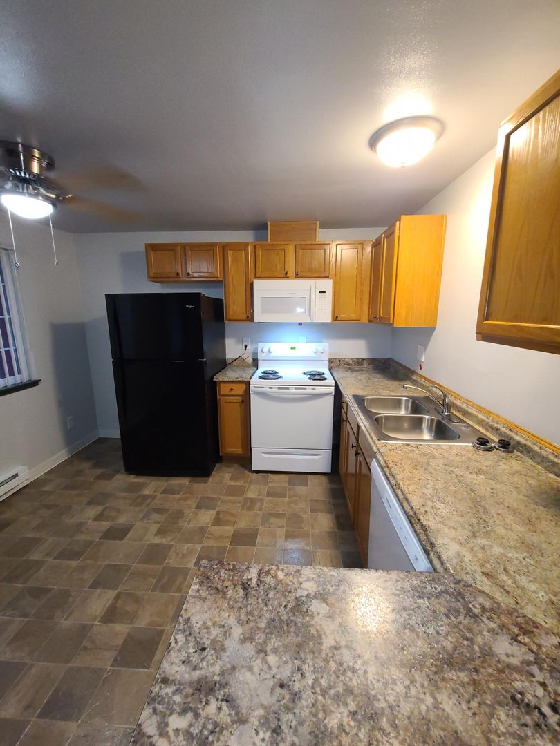 Longview Apartment: 825 32nd Ave