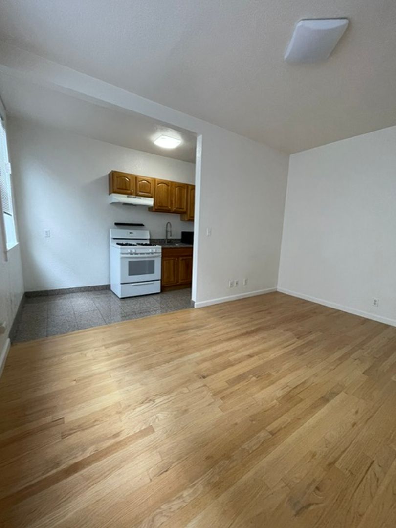03RD ST 574 4 of 10