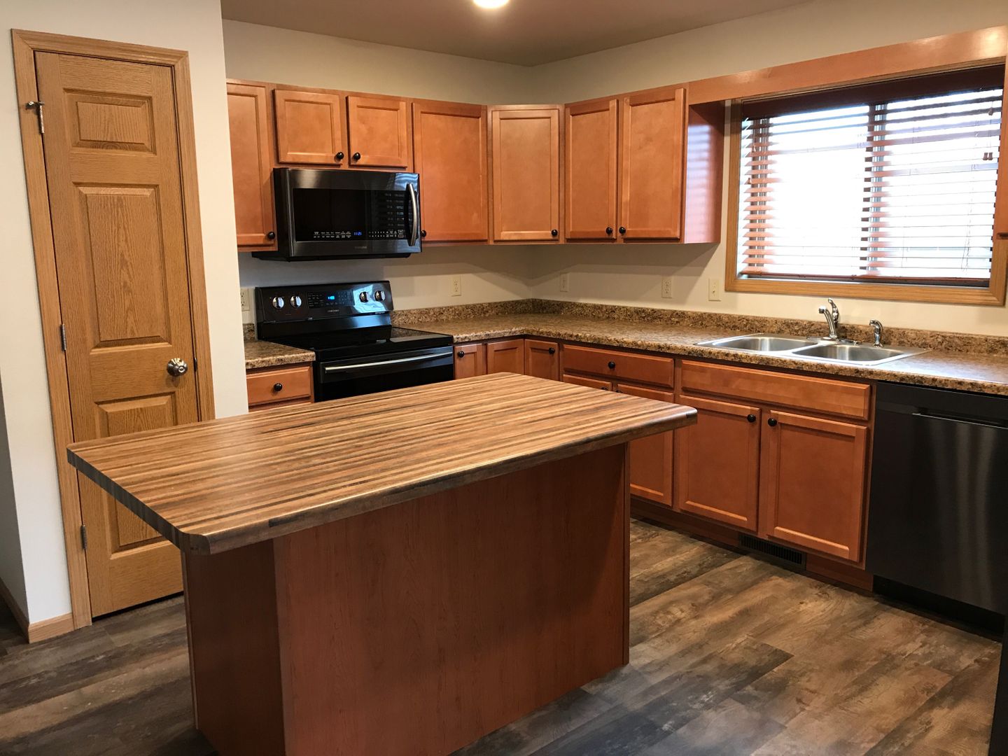 Eau Claire Apartment: Cassie Four & Sixplexes