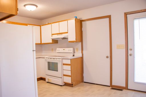Southside 2 Bed Apartment with a Great Yard! – photo 1