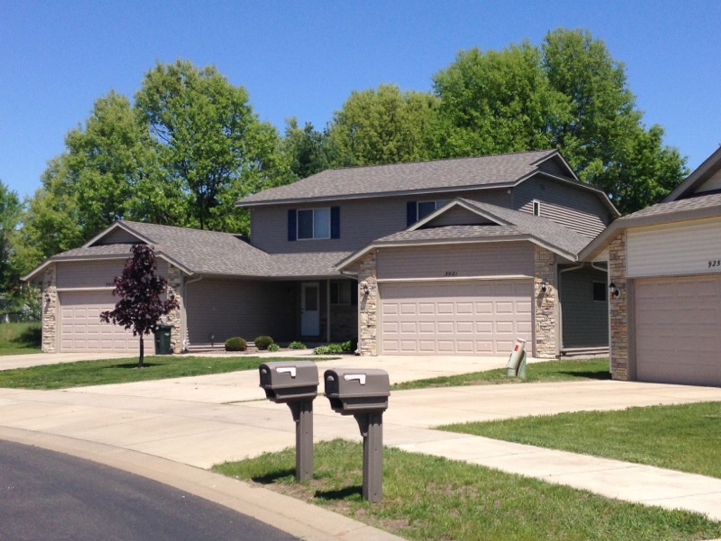 Eau Claire Apartment: Damon St. and Sterling Dr.