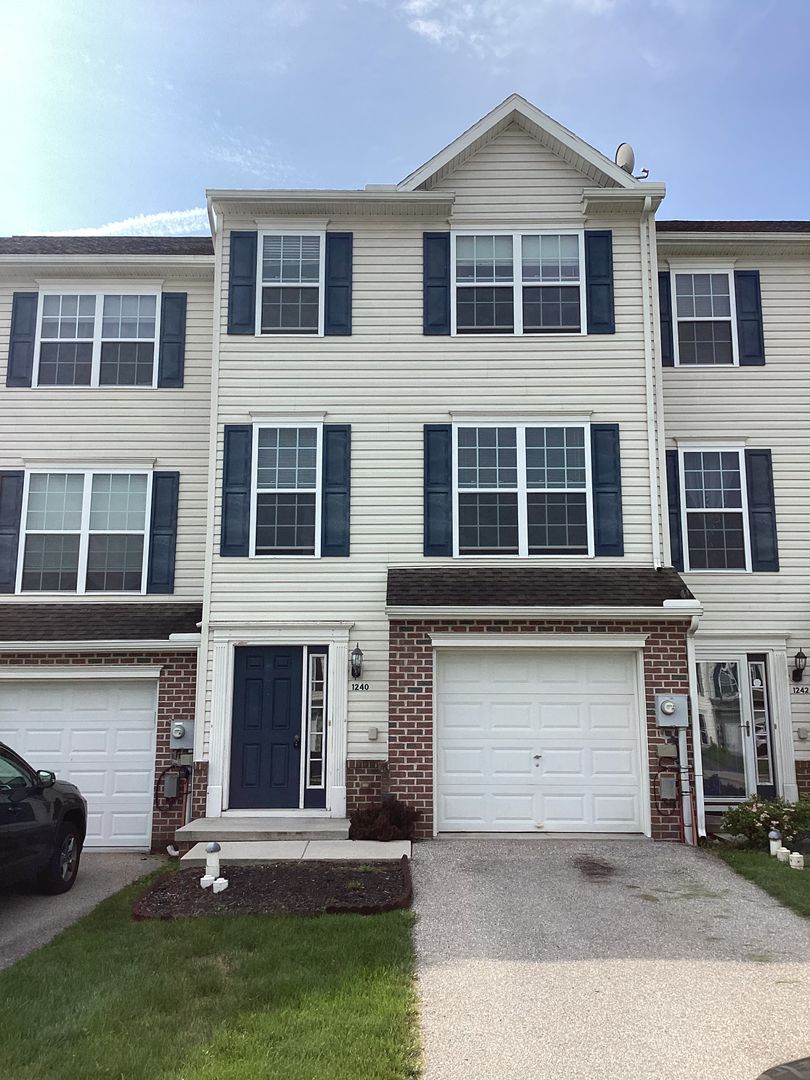 York Townhome: 1240 Knob Run