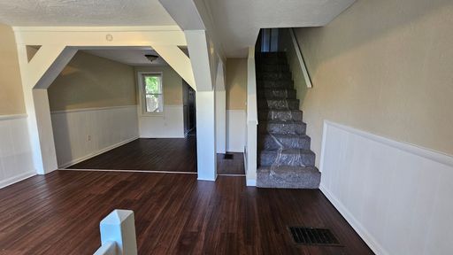 3 Bedroom Home with Fenced Yard & Central Air – photo 1