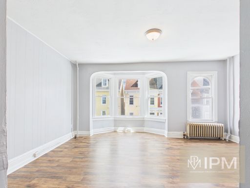 Newly Renovated 3 Bedroom Apartment with Balcony & High Ceilings in York City! – photo 1