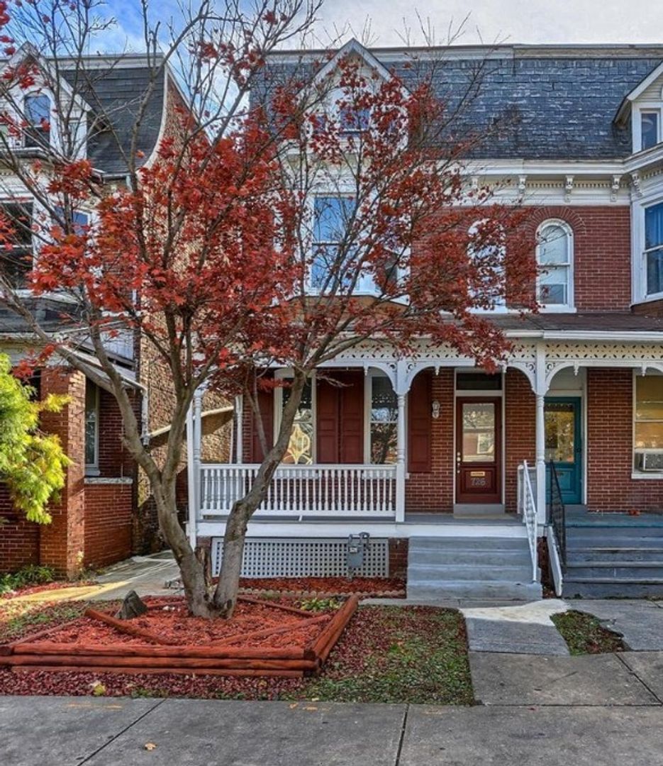 York House: 726 Roosevelt Ave