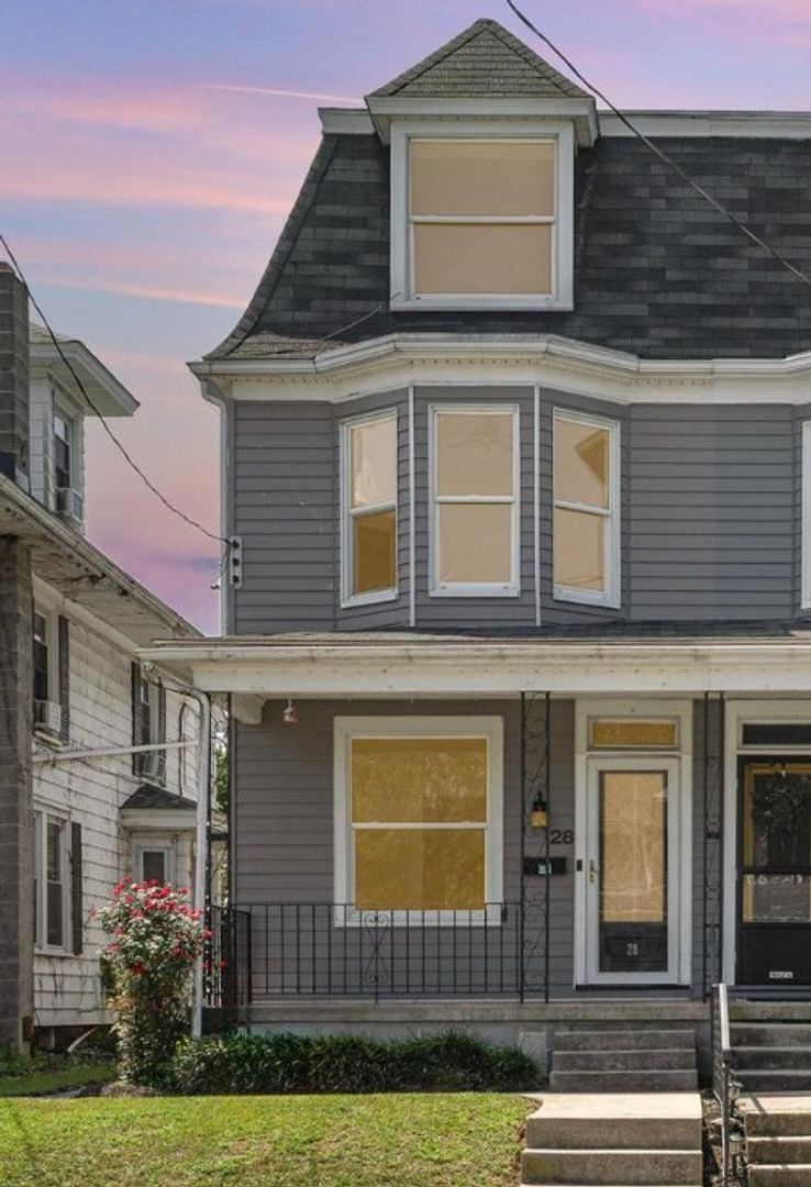 Manheim House: 28 N Grant St