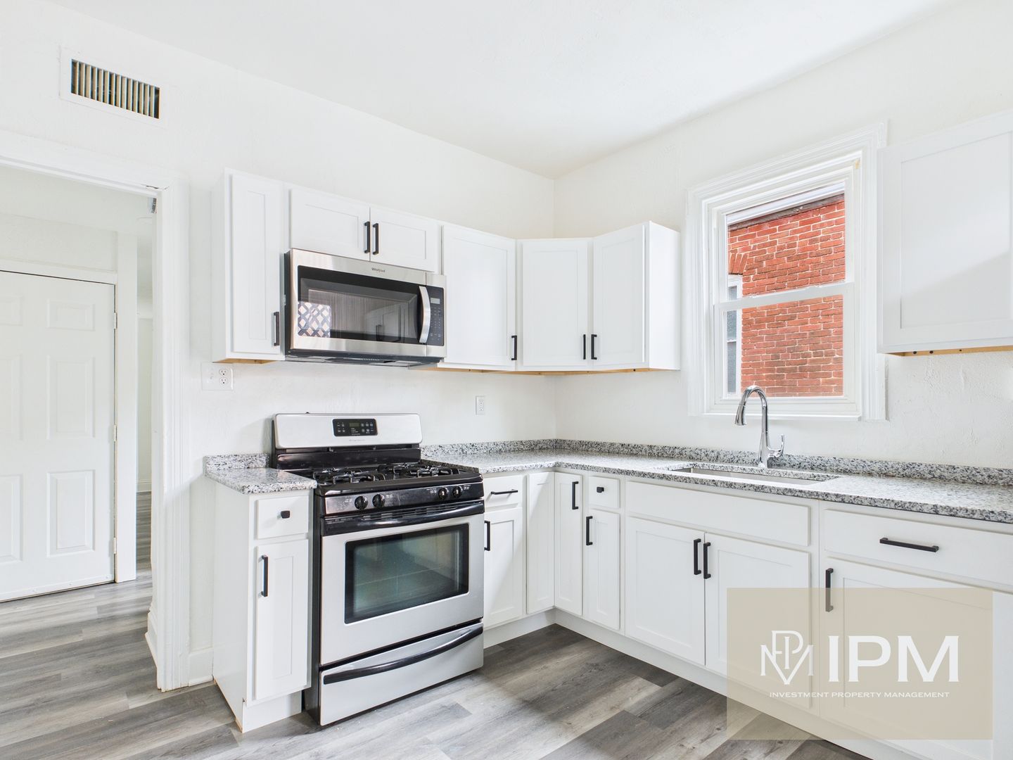 York Apartment: 633 W Princess St