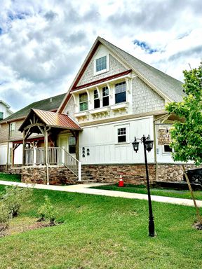Charming Studio with Modern Flooring & On-Site Laundry!
