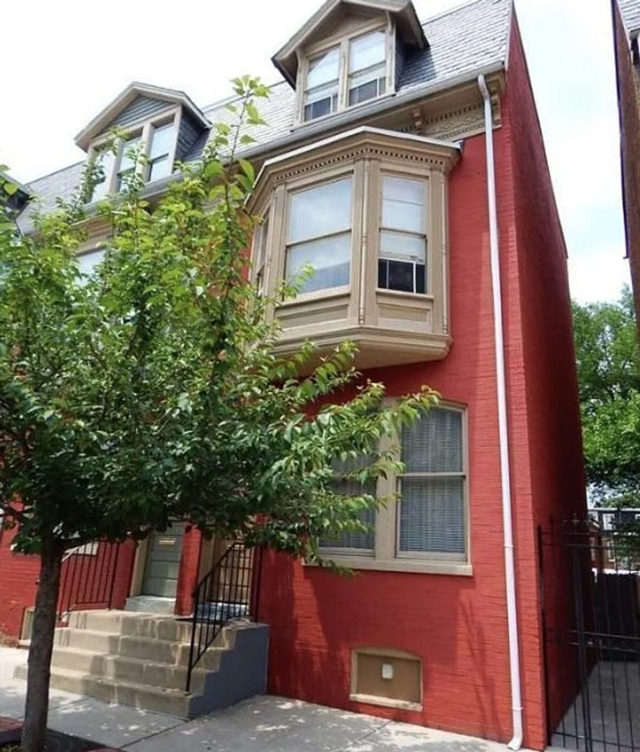 York House: 343 E Princess St