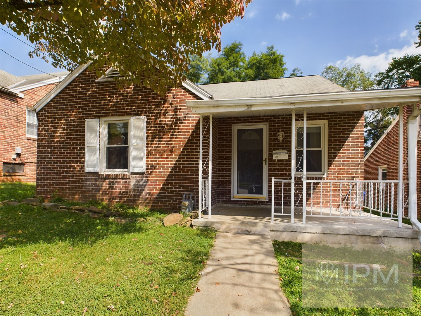 York House: 581 S Yale St