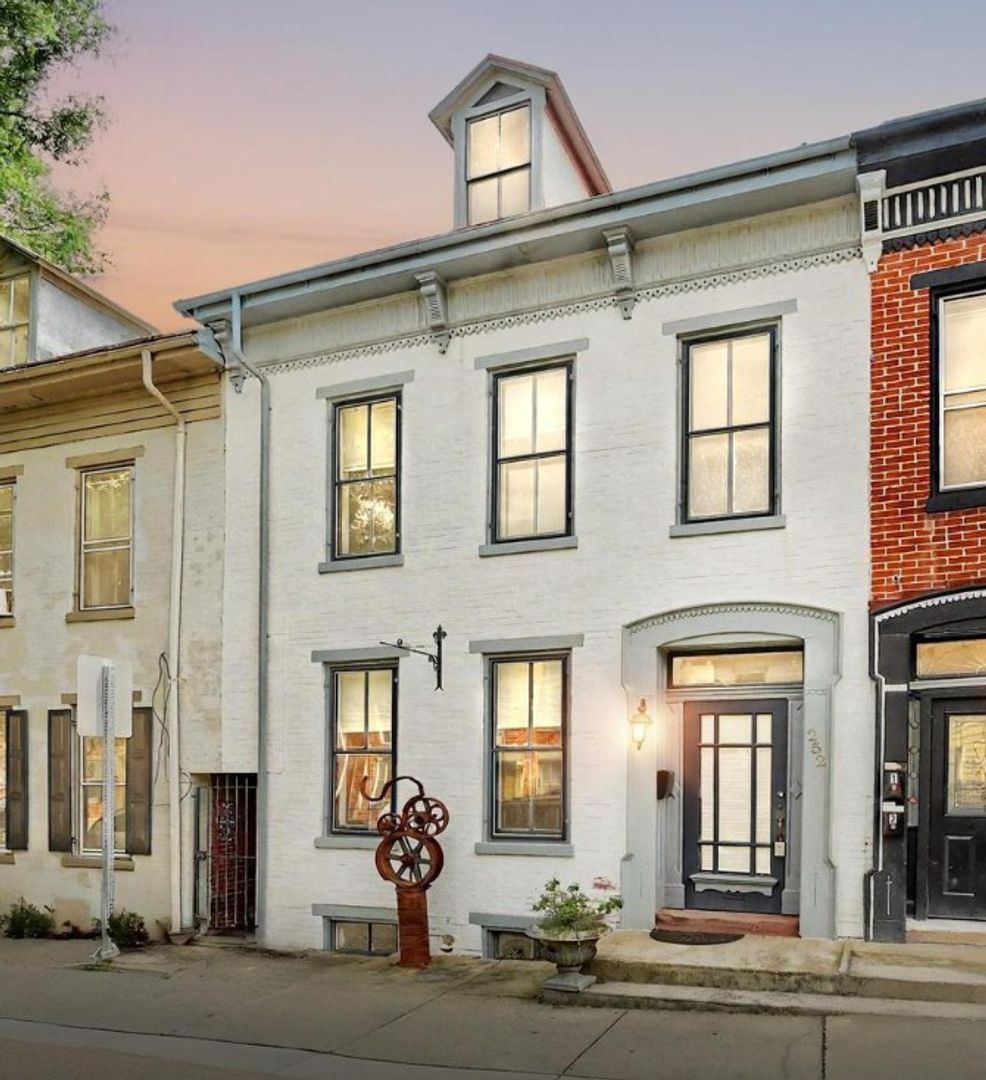 York House: 252 W Philadelphia St