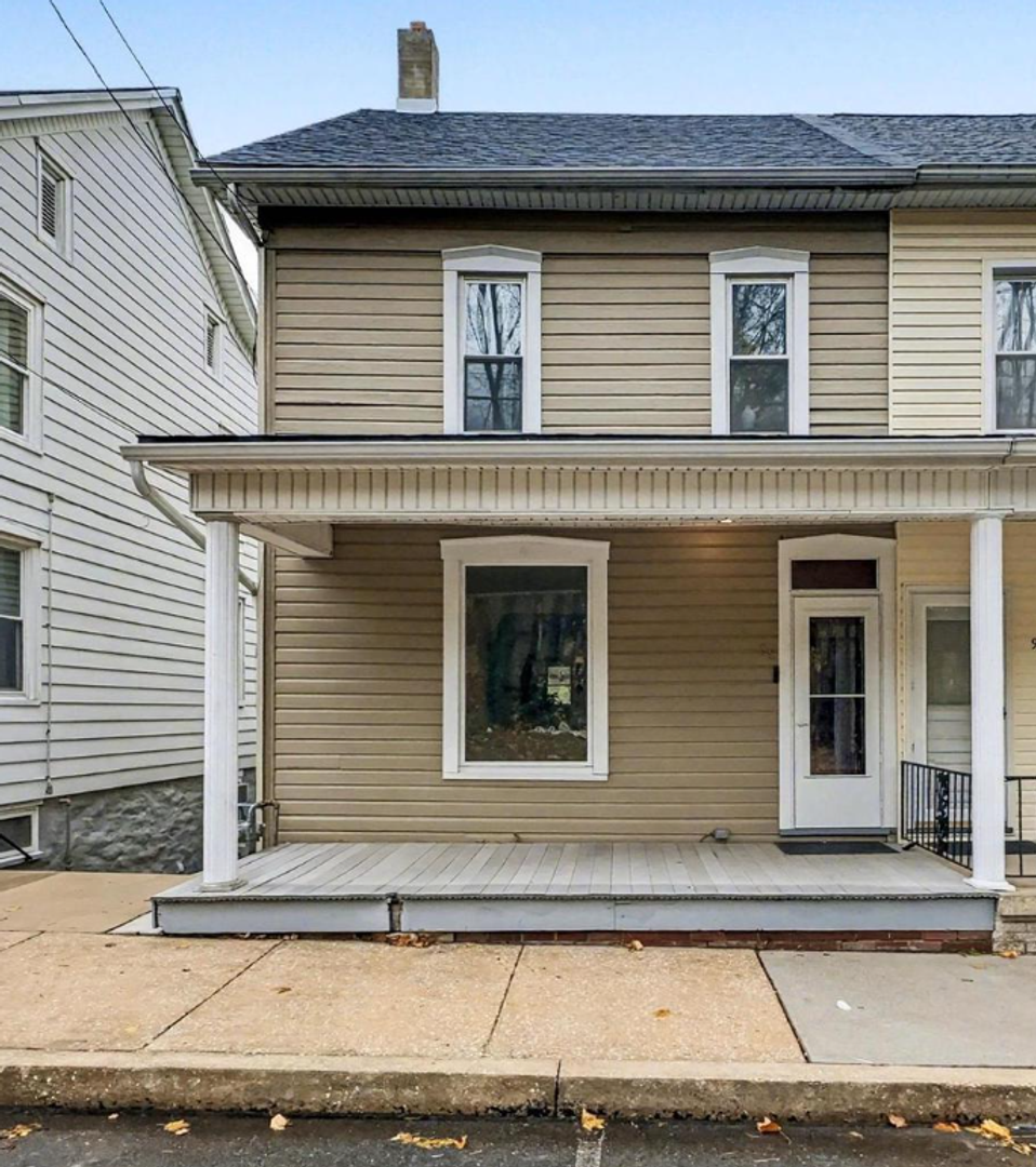 Windsor House: 88 E Main St